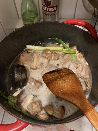 Braised Spare Ribs with Lotus Root and Mushrooms step 9: Place the spice bag into the pot and pour in the beer.