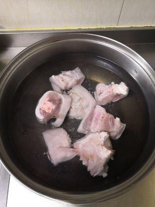 Braised Pork Trotters step 1: Place the pork trotters in a pot of cold water and bring to a boil to blanch.