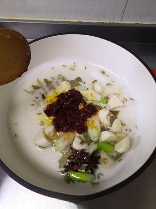 Braised Pork Trotters step 4: Add Pixian doubanjiang.