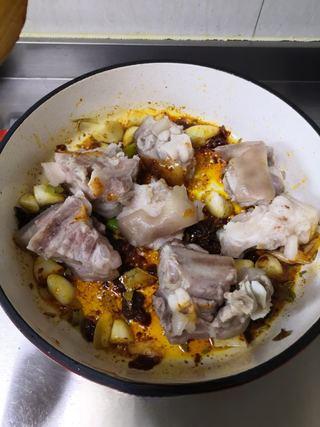 Braised Pork Trotters step 6: Add the pork trotters and stir-fry until evenly coated.