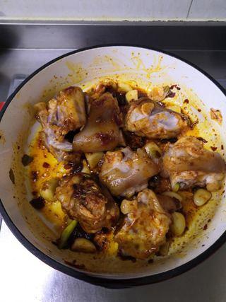 Braised Pork Trotters step 7: Continue stirring so the seasonings fully coat the pork trotters.