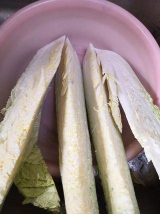 Fruit Kimchi with Napa Cabbage step 1: Cut the napa cabbage in half lengthwise.