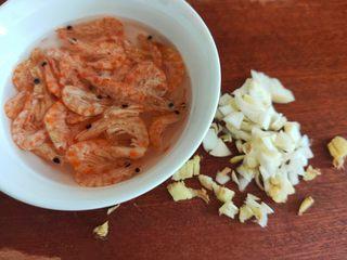 Baby Cabbage Soup with Shrimp Shell Broth step 4: Rinse the shrimp shells and prepare the chopped green onion and minced ginger.