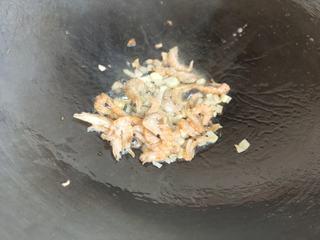 Baby Cabbage Soup with Shrimp Shell Broth step 5: Heat oil in a pot over medium heat. Add the shrimp shells, green onion, and ging
