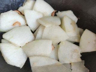 Baby Cabbage Soup with Shrimp Shell Broth step 6: Add the sliced baby cabbage and stir-fry until slightly softened.