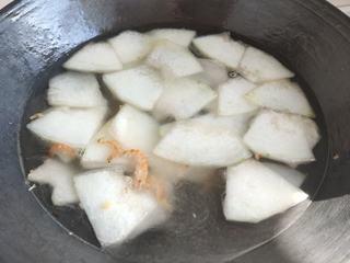 Baby Cabbage Soup with Shrimp Shell Broth step 7: Pour in water and bring the mixture to a boil.