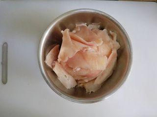 Louisiana Chicken Cheeseburger step 1: Clean the chicken breasts and slice them into large, thin cutlets. Slightly froz