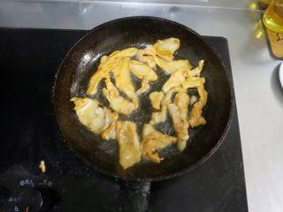 Louisiana Chicken Cheeseburger step 5: Heat corn oil in a nonstick skillet over medium heat. Cook the marinated chicken