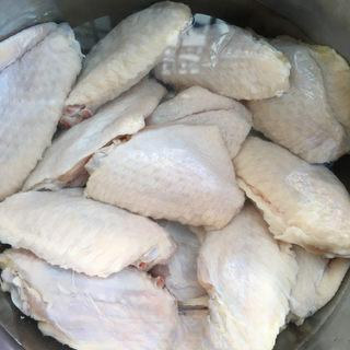Pepsi Braised Chicken Wings Recipe step 1: Clean the chicken wings thoroughly and pat them dry.