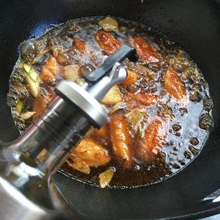 Pepsi Braised Chicken Wings Recipe step 10: Add a splash of cooking wine for extra aroma.