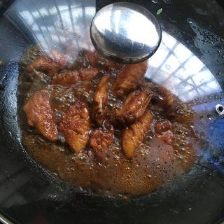 Pepsi Braised Chicken Wings Recipe step 13: Remove the lid and simmer until the sauce thickens and coats the wings.