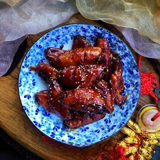 Pepsi Braised Chicken Wings Recipe step 14: Transfer to a serving plate and sprinkle with white sesame seeds.