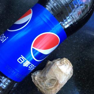 Pepsi Braised Chicken Wings Recipe step 2: Prepare the Pepsi, ginger, and other ingredients.