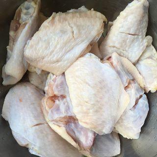 Pepsi Braised Chicken Wings Recipe step 3: Make shallow cuts on both sides of each chicken wing to help absorb flavor.