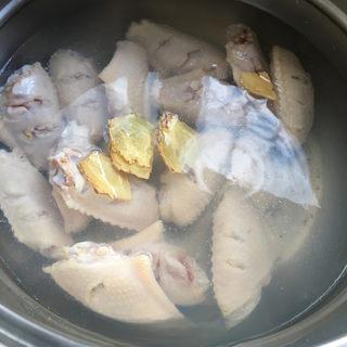 Pepsi Braised Chicken Wings Recipe step 4: Place the wings in a pot of cold water with ginger and cooking wine. Bring to a