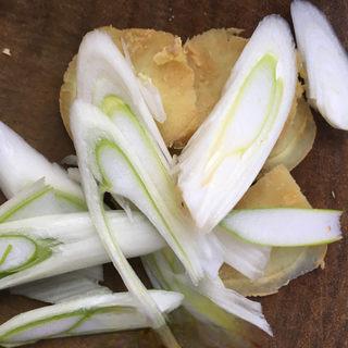 Pepsi Braised Chicken Wings Recipe step 5: Cut the green onions into sections and set aside.