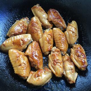 Pepsi Braised Chicken Wings Recipe step 7: Add the blanched chicken wings and stir-fry until evenly coated with the caramel