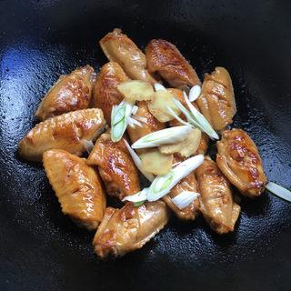 Pepsi Braised Chicken Wings Recipe step 8: Add the green onions and ginger, then stir-fry until fragrant.