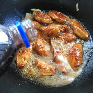 Pepsi Braised Chicken Wings Recipe step 9: Pour in enough Pepsi Cola to cover the chicken wings.