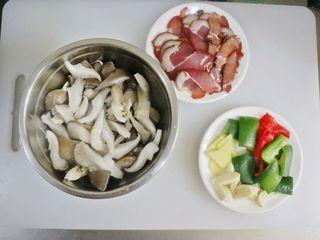Stir-Fried Mushrooms with Cured Pork step 1: Clean and separate the mushrooms, thinly slice the cured pork, slice the ginger