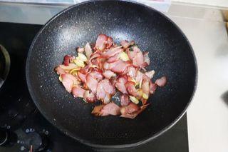 Stir-Fried Mushrooms with Cured Pork step 4: Add the sliced cured pork and stir-fry for about 1 minute until aromatic.