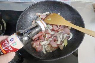 Stir-Fried Mushrooms with Cured Pork step 5: Add the blanched mushrooms. Season with white pepper and a small amount of soy s