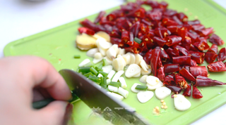 Spicy Fried Chicken with Peanuts step 2: Cut the dried chilies into segments. Slice the ginger and garlic, and finely cho