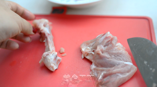 Spicy Fried Chicken with Peanuts step 3: Remove the bones from the chicken thighs and cut the meat into 1-inch (3 cm) pie