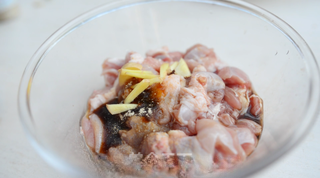 Spicy Fried Chicken with Peanuts step 4: Marinate the chicken with Shaoxing wine, light soy sauce, oyster sauce, white pe