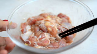 Spicy Fried Chicken with Peanuts step 5: Add the egg white and mix well. Stir in cornstarch, then add 1 tablespoon of oil