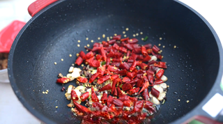 Spicy Fried Chicken with Peanuts step 8: Leave a small amount of oil in the wok. Stir-fry the ginger, garlic, green onion