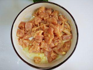 Kung Pao Chicken step 5: Add 2 tablespoons of cooking oil to the marinated chicken and mix well.