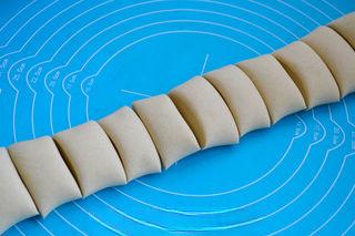 Buckwheat and Barley Flour Steamed Bread step 4: Roll the dough into a long log and divide it into equal portions.