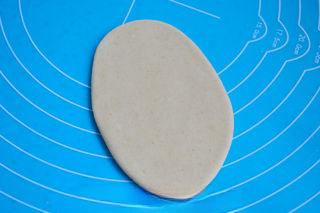 Buckwheat and Barley Flour Steamed Bread step 5: Roll each piece into an oval or shell-like shape.