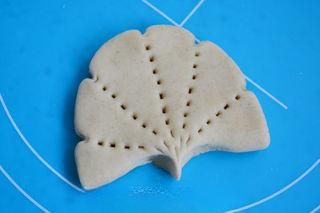 Buckwheat and Barley Flour Steamed Bread step 7: Use a fork to press decorative ridges along the surface.
