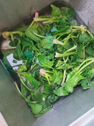 Chinese Yam, Spinach and Egg Soup step 1: Wash the spinach thoroughly.