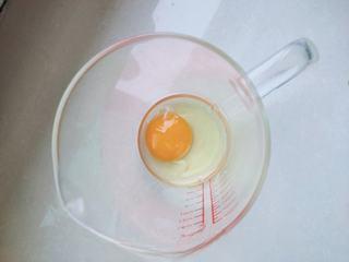 Chinese Yam, Spinach and Egg Soup step 6: Crack the egg into a bowl and beat lightly.