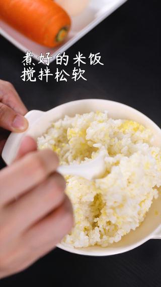 Cute Chick Rice Ball Bento step 2: Fluff and mix the cooked rice to loosen the grains.