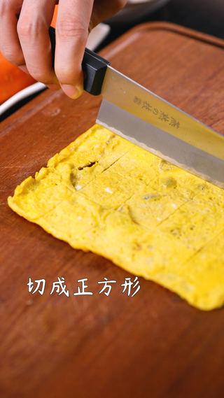 Cute Chick Rice Ball Bento step 5: Cut the omelet into small square pieces.