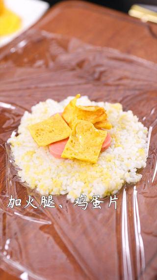 Cute Chick Rice Ball Bento step 6: Place a sheet of plastic wrap over the rice, then position the ham slices and eg