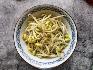 Spicy and Numbing Fish Hotpot step 2: Wash the bean sprouts and drain well.