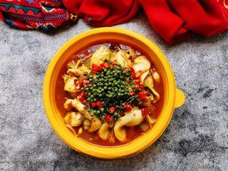 Spicy and Numbing Fish Hotpot step 22: Carefully pour the hot oil over the peppercorns and chilies to release their aro