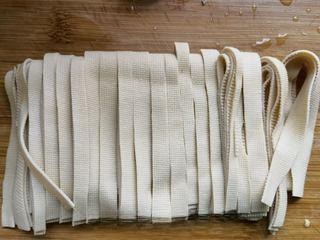 Spicy and Numbing Fish Hotpot step 3: Slice the bamboo shoots into thin strips.