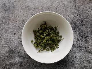Spicy and Numbing Fish Hotpot step 5: Prepare the green Sichuan peppercorns and other toppings.