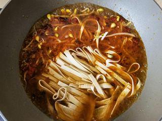 Spicy and Numbing Fish Hotpot step 9: Add the bean sprouts and tofu skin to the broth.