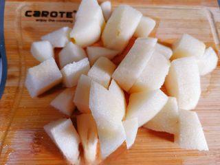 Pear and Rock Sugar Soup step 2: Peel the pear and cut it into small chunks.