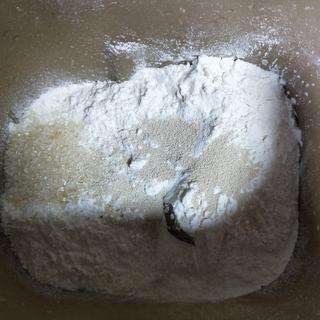 Milk Custard Steamed Buns step 1: Combine the flour, yeast, and a small amount of sugar in a bread machine or mixi