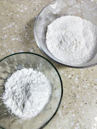 Milk Custard Steamed Buns step 12: Combine the cake flour and cornstarch.
