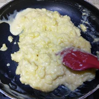 Milk Custard Steamed Buns step 17: Continue stirring as the mixture gradually thickens.