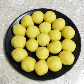 Milk Custard Steamed Buns step 19: Divide the cooled custard into approximately 30 g portions and roll into balls.